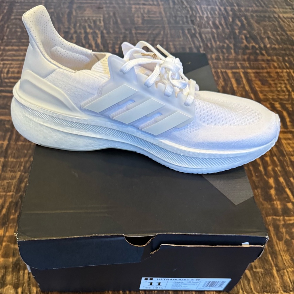 adidas Women's White sneakers ultra boost  5 W 
sz 11 NWT
